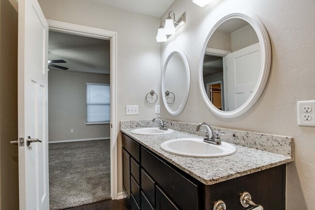 Building Photo - 8815 SW 45th St