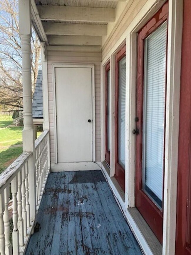 Building Photo - Must see this adorable 2 Bedroom, 2 bath condo on the 2nd floor in the RoseCroft community