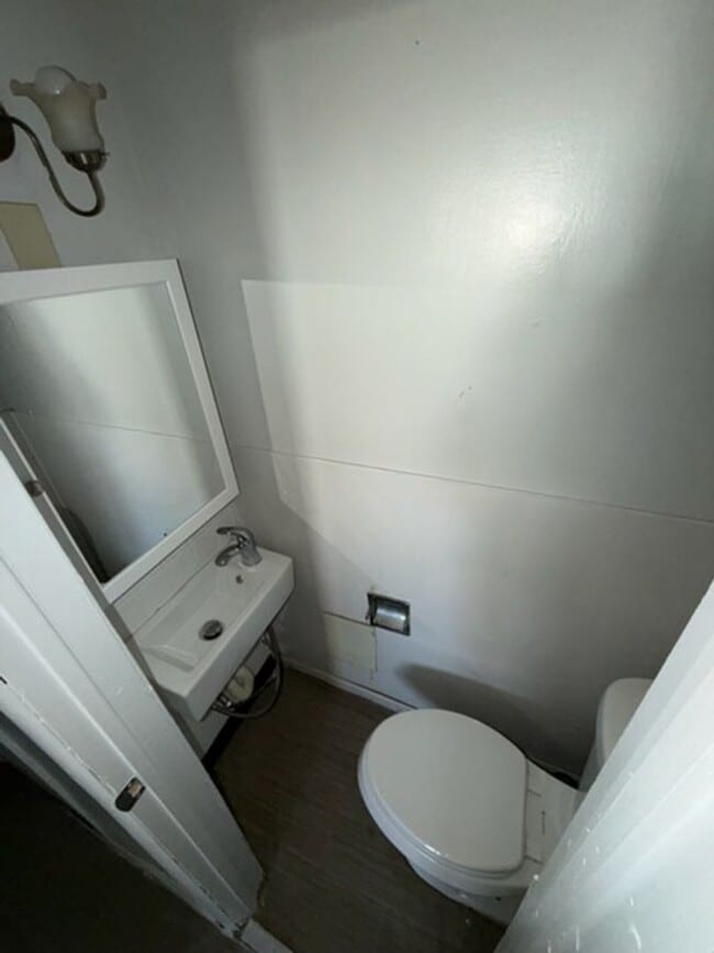 Building Photo - Charming 3-Bedroom Property in Prime Location