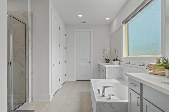 Building Photo - 5363 Orsini Blfs