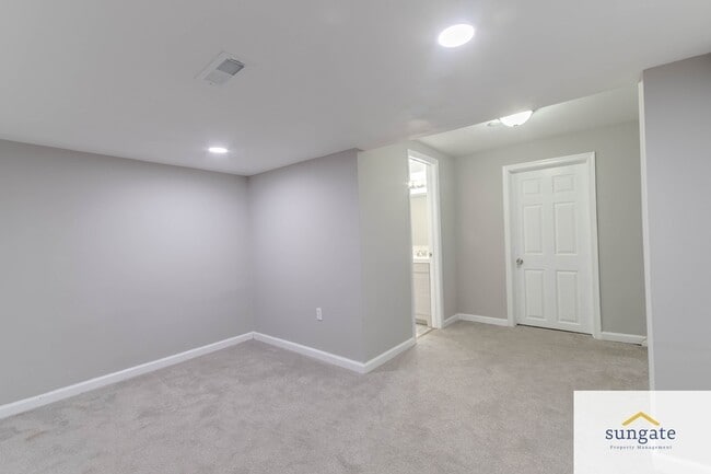 Building Photo - 4254 Cayuga Rd