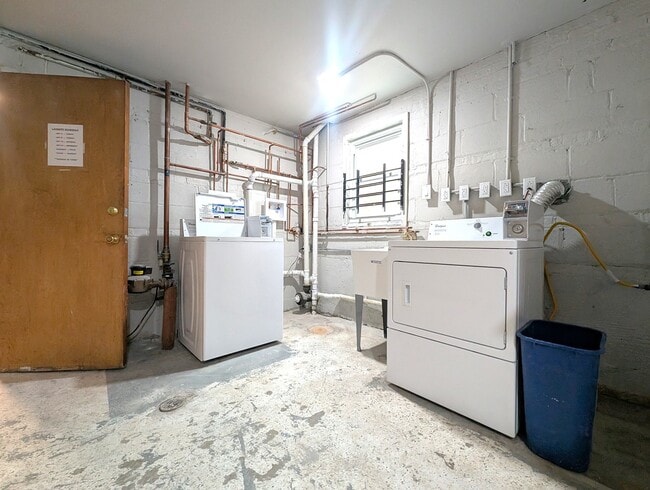 Building Photo - 300 S Austin Blvd