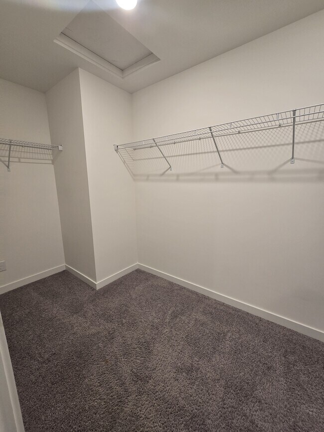 Building Photo - 903 Vine Maple Dr SE