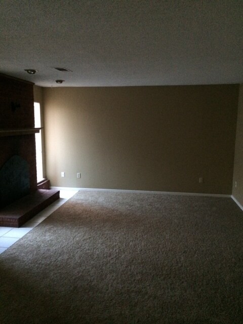 Building Photo - 8607-8607 Southridge Dr