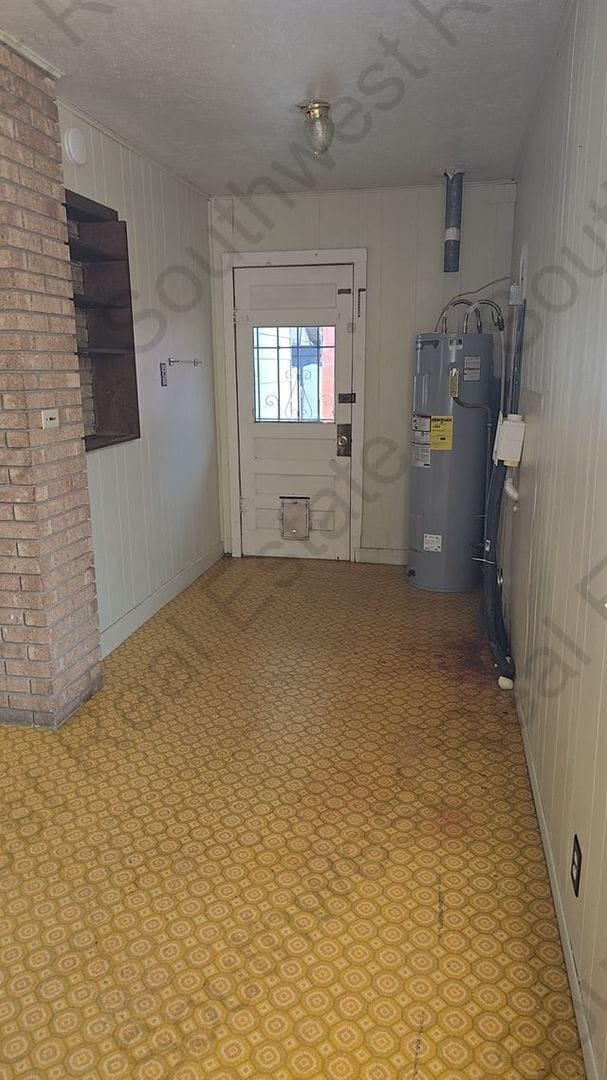 Building Photo - Spacious 2 bedroom 1 bath with large garage.