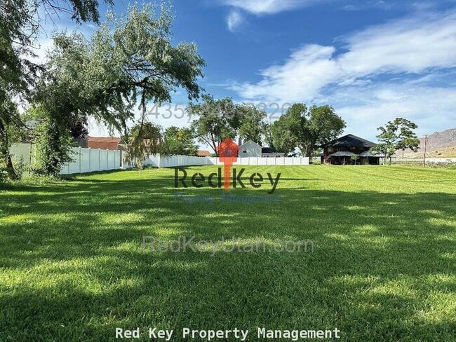 Building Photo - Country Club Dr. Single Family Home
