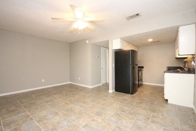 Building Photo - Southwest Pensacola Townhome Near NAS Pensacola with Granite Kitchen & Privacy-Fenced Patio