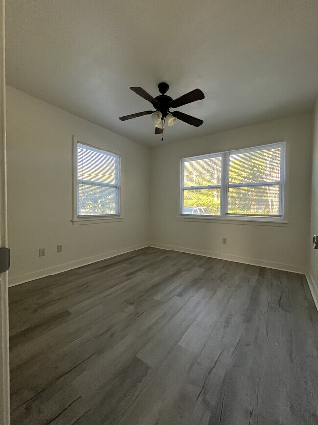 Building Photo - 1109 NE 5th Pl