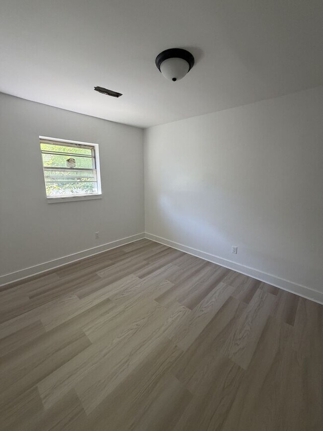 Building Photo - 3482 Lamphier Ave