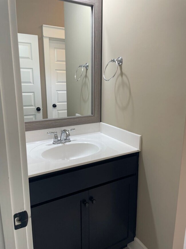 Building Photo - One level home with 2 Car Garage!