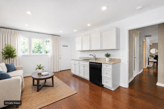 Building Photo - 926 Norgate Dr