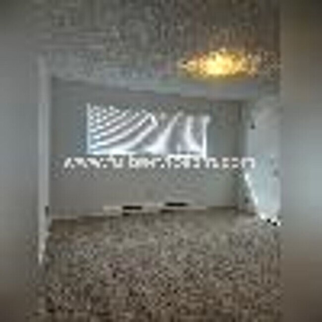 Building Photo - Sweet Seatac 2 BD Top Floor Condo+Parking!