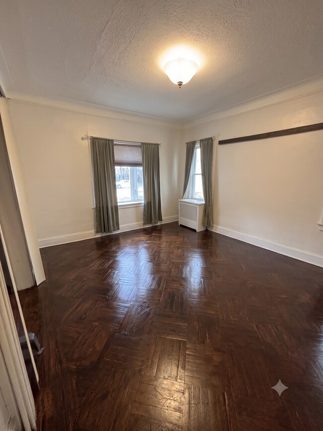 Building Photo - 4-Bedroom, 1-Bathroom Residence w/ Washer and Dryer