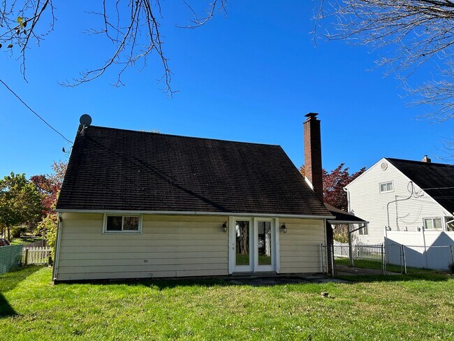 Building Photo - 4 bedroom 2 bath - Levittown