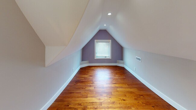 Building Photo - Renovated 5BR/3BA Cottage Near UTK | Walka...
