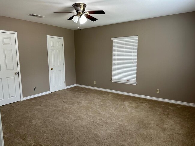 Building Photo - 206 Poinsettia St