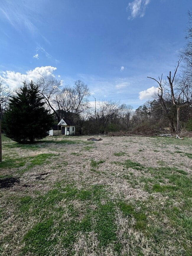 Building Photo - Spacious 3BR Rancher Near Washington Pike – Quiet Setting, Minutes to Downtown!