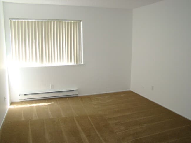 Building Photo - Townhouse 3 bedroom 2.5 bath, 2 car garage, new paint, new floors