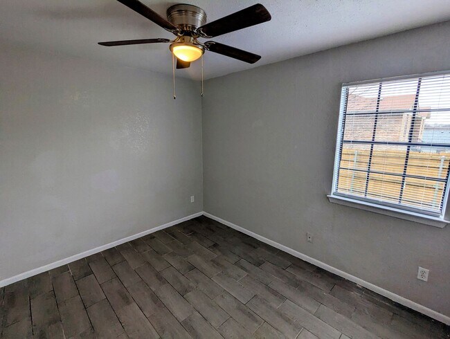 Building Photo - Anderson