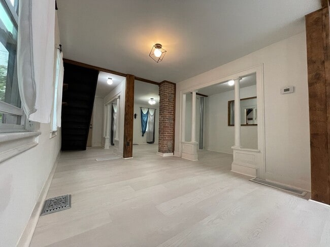 Building Photo - Charming - updated and well maintained - 2...
