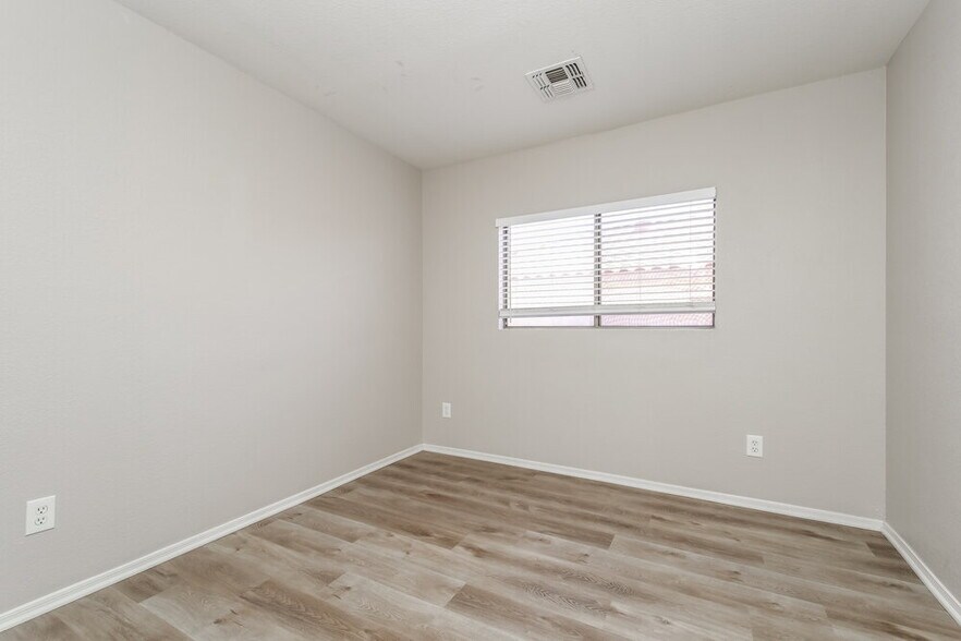 Building Photo - 1006 S Clancy Cir