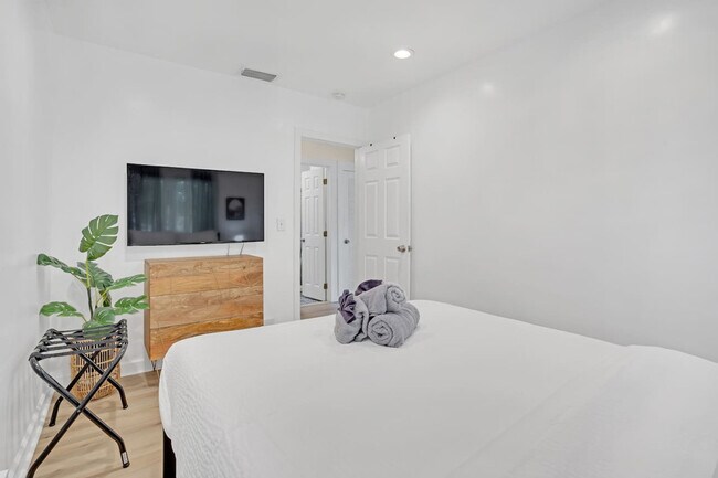 Building Photo - 571 Lee Dr