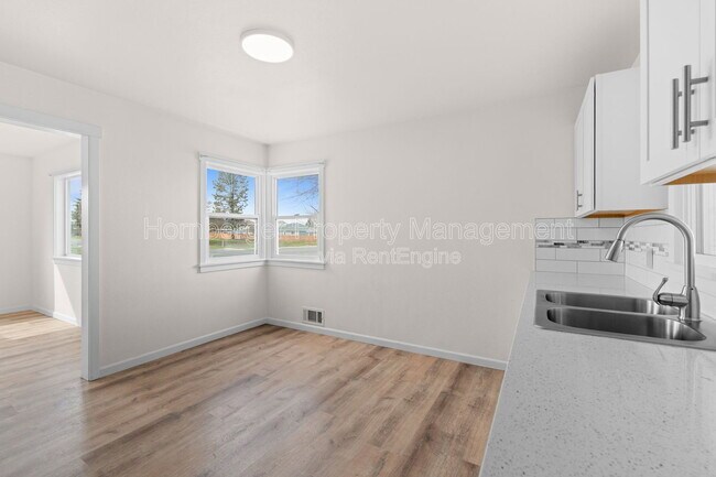 Building Photo - 6950 N Crestline St