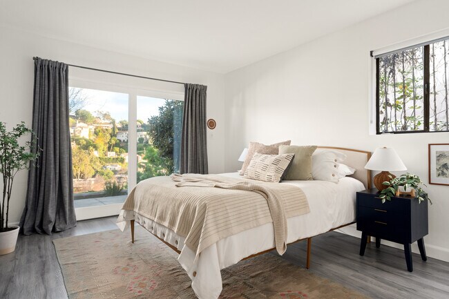 Building Photo - 1744 Redesdale Ave