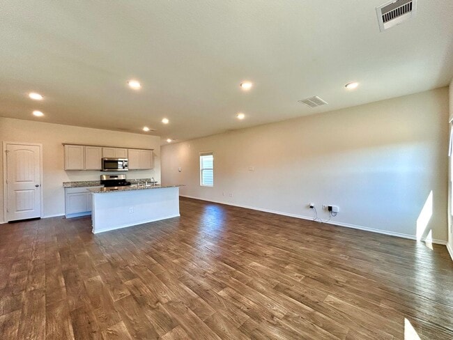 Building Photo - 221 Granary Dr