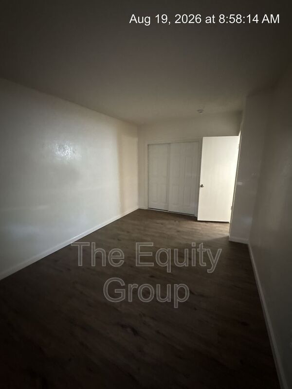Building Photo - 1322 W Elowin Ave
