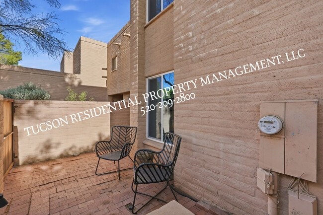 Building Photo - 2824 E Sierra Vista Rd