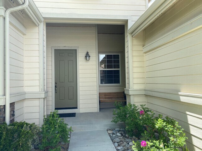 Building Photo - Huge 3 Bed 2 Bath + Den Golf Course Hom...