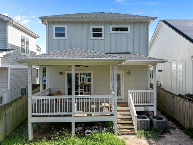 Building Photo - Modern 3 Bedroom home inside Downtown Raleigh, Fenced-in Backyard, Updated Kitchen, Pet Friendly!