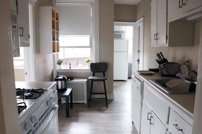 Building Photo - 3bed/1 bath in Brookline