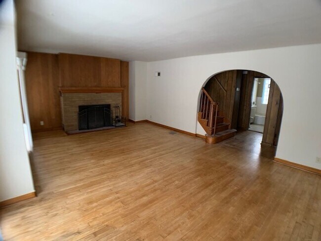 Building Photo - West Allis 3 bedroom 2 full bath home