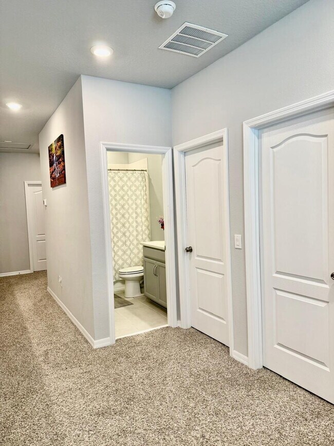 Building Photo - Spacious 4-Bedroom Corner Townhome with Loft & Lake Views in Ocoee