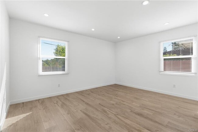 Building Photo - 2510 Paloma St