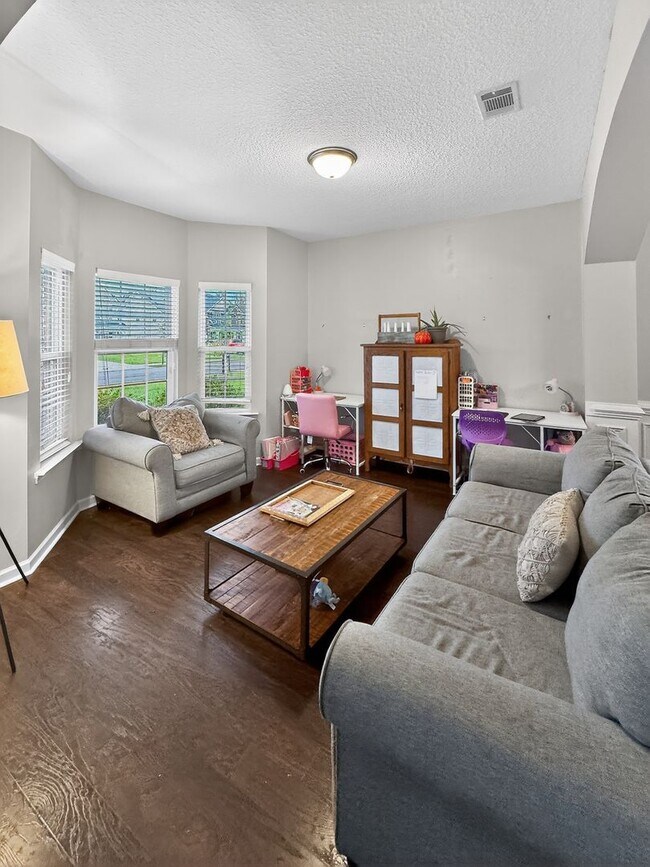 Building Photo - RATE DROP ALERT (was $2800/month) and SPRING MOVE-IN SPECIAL: 50% OFF 1ST MONTH'S RENT!**