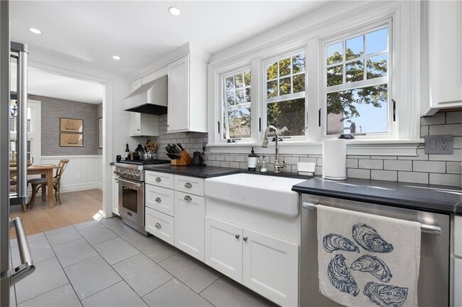 Building Photo - 9 Anthony St