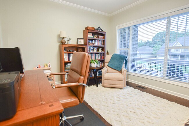 Building Photo - Pet Friendly Three Bedroom with Bonus in S...