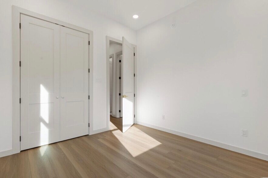 Building Photo - 137 Lakepointe Cove