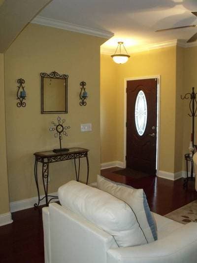 Building Photo - AVAILABLE EARLY APRIL 2026! (No Pets)