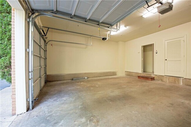 Building Photo - 1402 Markan Dr NE