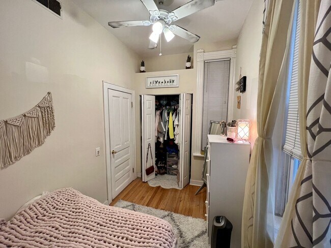 Building Photo - 2bed/1bath, PLUS OFFICE in Bucktown! Central Air! Free Laundry!