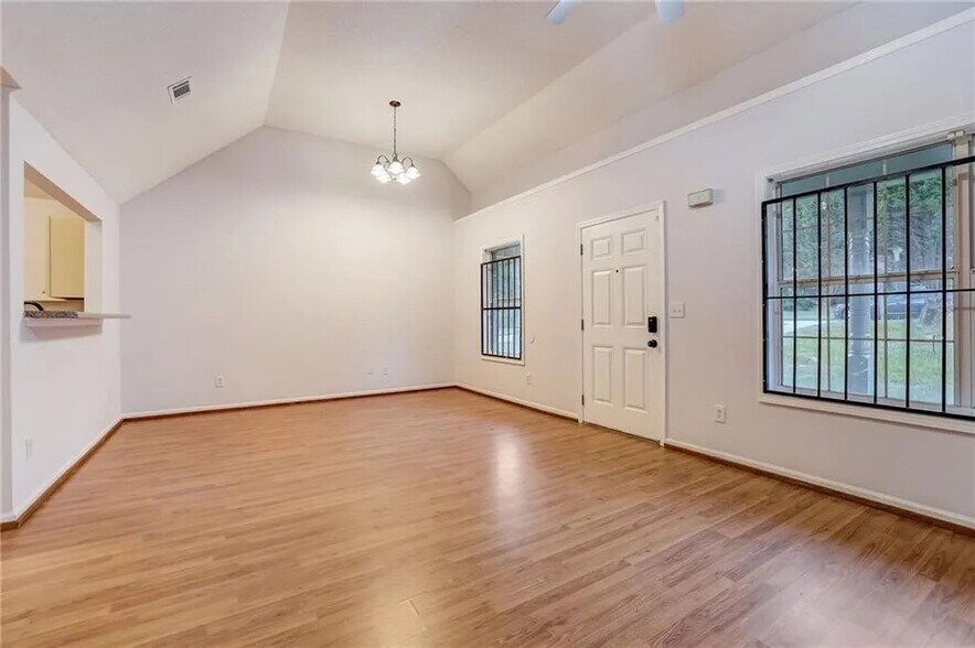 Building Photo - Room in House on Cypress Pointe Dr