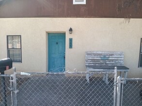 Building Photo - 2-bedroom, 1-bathroom home located in the vibrant city of Albuquerque