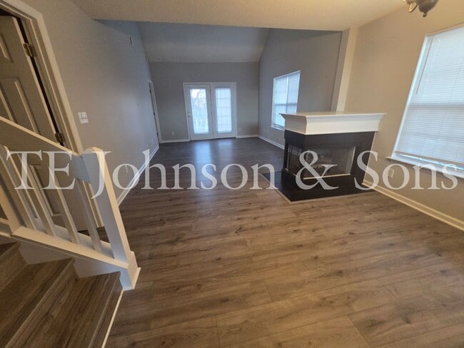 Building Photo - Spacious 3 Bedroom with Main Level Primary Suite