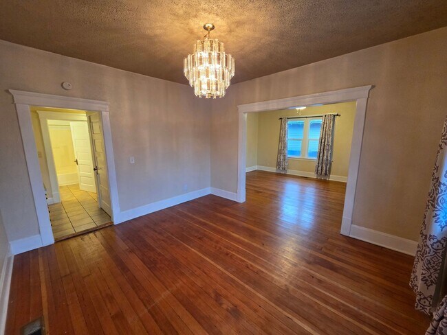 Building Photo - N Madelia St