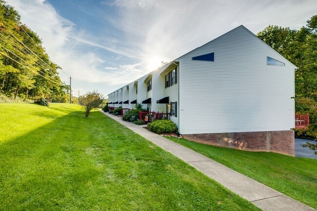 Building Photo - 3 bdrm/2 Bath Condo  Bristol, TN