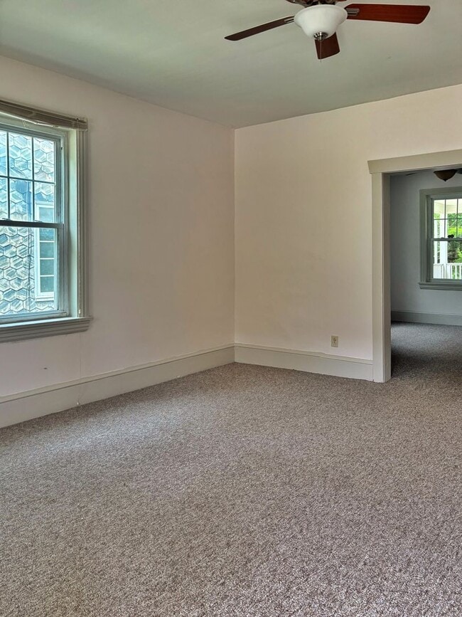 Building Photo - 3 bed 1.5 bathroom apartment in Harleysvil...